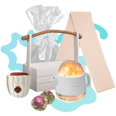 Подарочный набор «Снежная сказка»: увлажнитель, кружка, шарф, чай, лента, ящик