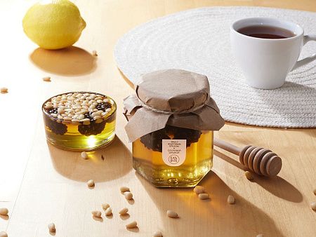 Мед с сосновыми шишками и кедровыми орехами