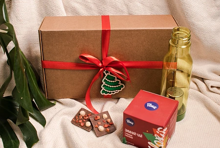 Набор «Зимняя прогулка»: бутылка с заварником, чай, шоколад, елочная игрушка