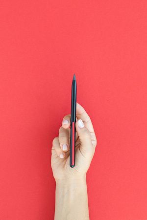 Карандаш GrafeeX с красным клипом в чехле