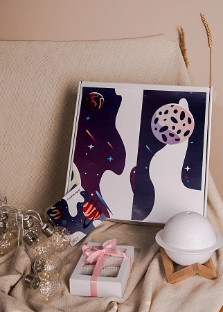 Набор «Космос нас ждёт»: увлажнитель воздуха, гирлянда, конфеты, открытка