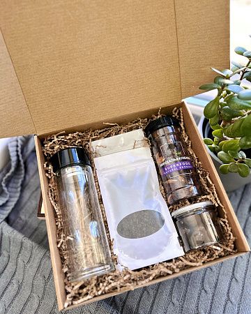 Подарочный набор «На шаг впереди»: термос, сухофрукты, вишня, сбор с ройбушем и ромашкой, чай