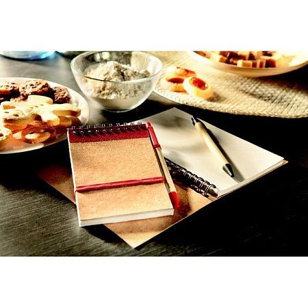 Блокнот с ручкой