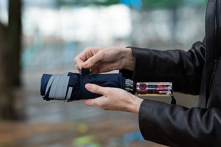 Зонт наоборот складной Futurum со светоотражающим кантом, темно-синий