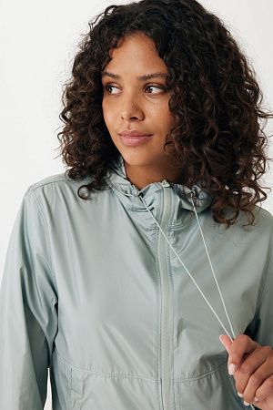 Ветровка Iqoniq Logan из переработанного полиэстера AWARE™, унисекс, 70 г/м²