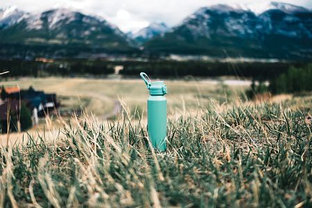 Спортивная бутылка Via из переработанной стали RCS с карабином, 600 мл